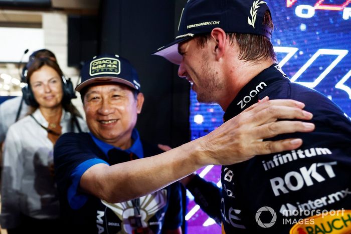 Max Verstappen, Red Bull Racing, 2º clasificado y campeón del mundo de pilotos 2023, lo celebra con su equipo tras la carrera Sprint