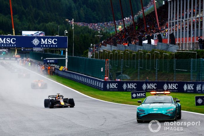 Max Verstappen, Red Bull Racing, y el coche de seguridad