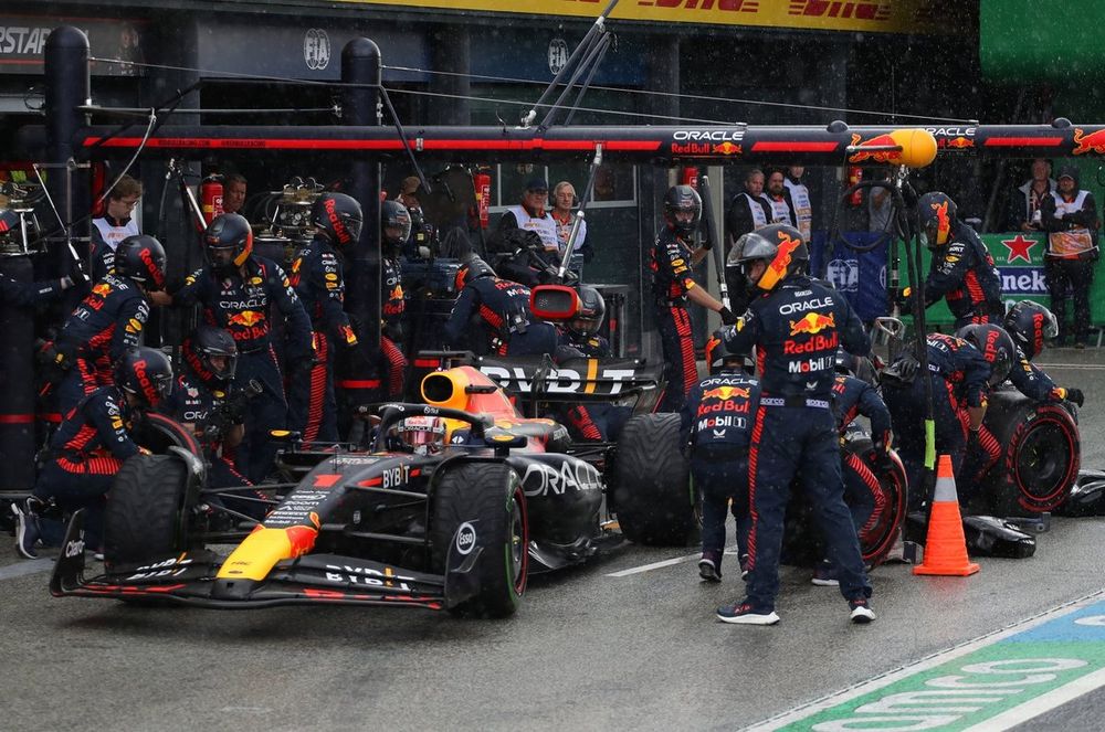 Een van de zes pitstops van Verstappen in Zandvoort dit jaar