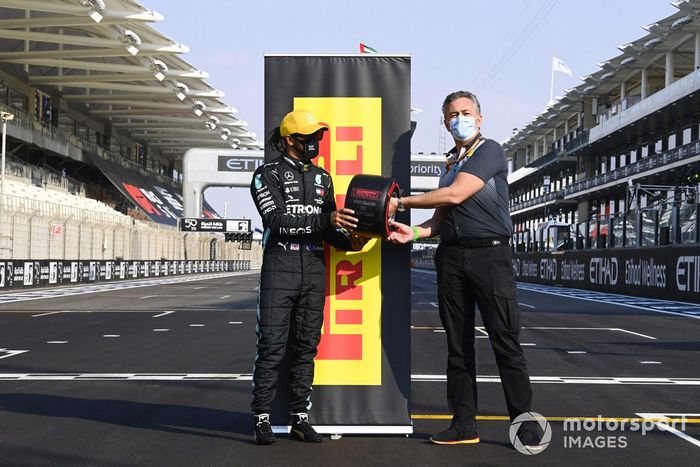 Lewis Hamilton, Mercedes-AMG F1 recibe el premio Pirelli Poleman de manos de Mario Isola, director de carreras de Pirelli Motorsport