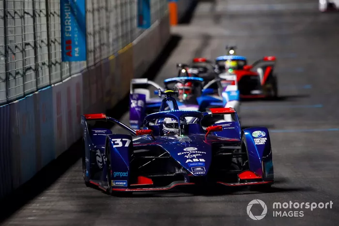 Nick Cassidy, Envision Virgin Racing, Audi e-tron FE07, por delante de Maximilian Guenther, BMW I Andretti Motorsports, BMW iFE.21