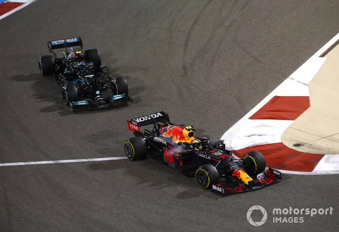 Sergio Pérez, Red Bull Racing RB16B, Valtteri Bottas, Mercedes W12
