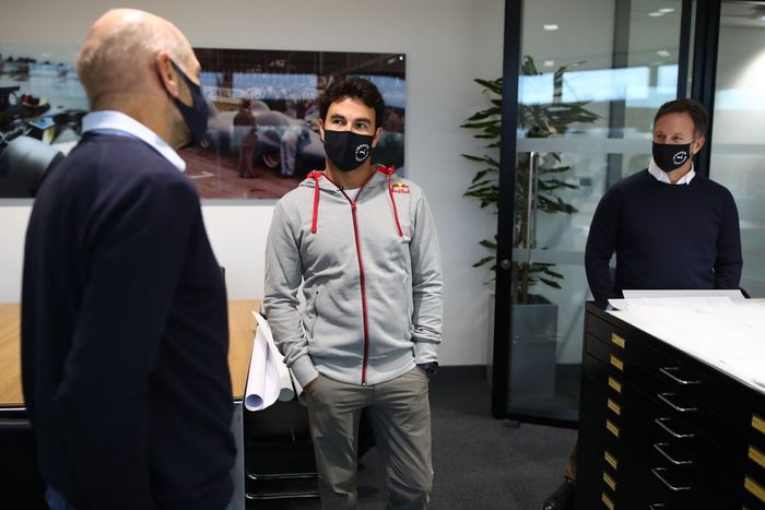 Sergio Pérez, Red Bull Racing con Christian Horner, Director del equipo Red Bull Racing y Adrian Newey, Director Técnico de Red Bull Racing 