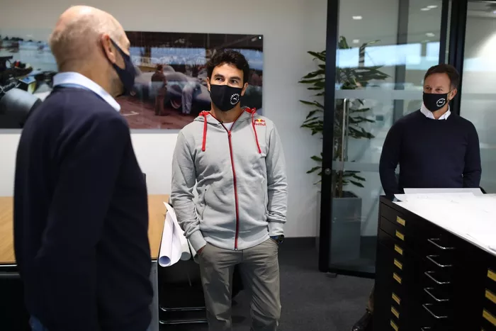Sergio Pérez, Red Bull Racing con Christian Horner, Director del equipo Red Bull Racing y Adrian Newey, Director Técnico de Red Bull Racing 