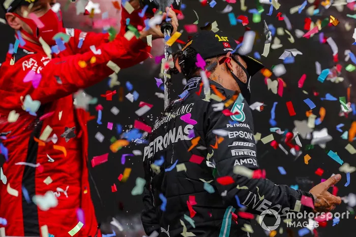 Podio: ganador y campeón del mundo Lewis Hamilton, Mercedes-AMG F1 y tercer lugar Sebastián Vettel, Ferrari