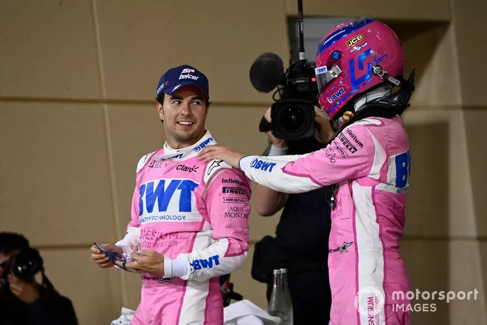 Sergio Pérez, Racing Point, 1er puesto, es felicitado por Lance Stroll, Racing Point, 3er puesto, en Parc Ferme