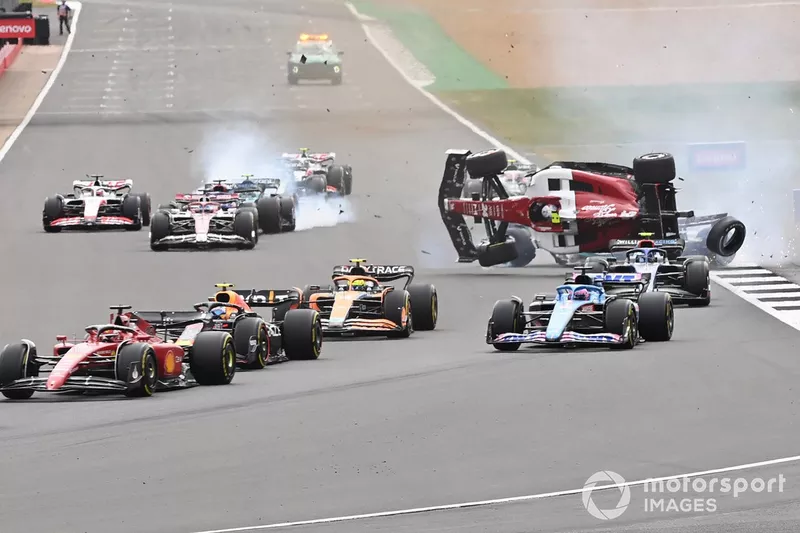 The accident involving Zhou Guanyu, Alfa Romeo C42, George Russell, Mercedes W13 at the start of the race