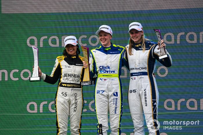 Podio: ganadora Alice Powell, Click2Drive Bristol Street Motors Racing , segundo lugar Jamie Chadwick, Jenner Racing, tercer lugar Beitske Visser, Sirin Racing