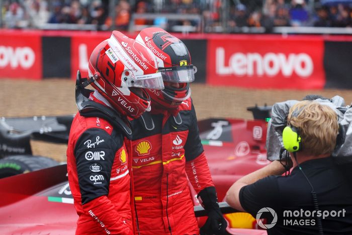Ganador de la pole, Carlos Sainz, de Ferrari, Charles Leclerc, de Ferrari, en la parrilla tras la clasificación
