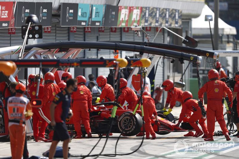 Sebastian Vettel, Ferrari SF1000, torna in garage