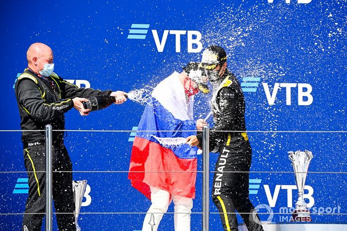 Podio: segundo lugar Nikita Mazepin, Hitech Grand Prix, ganador Guanyu Zhou, UNI-Virtuosi