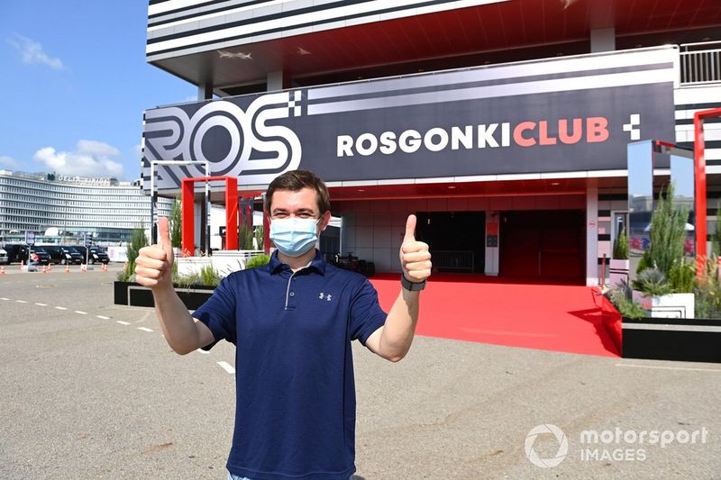 Sergey Vorobyev fuera del Rosgonki Club en Sochi