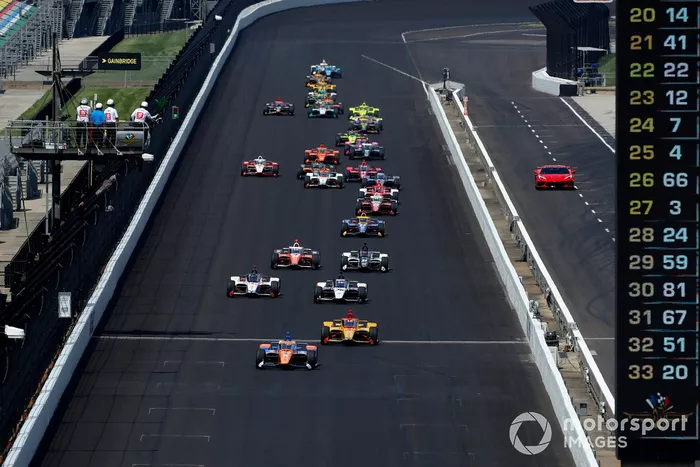 Scott Dixon, Chip Ganassi Racing Honda lidera en el reinicio