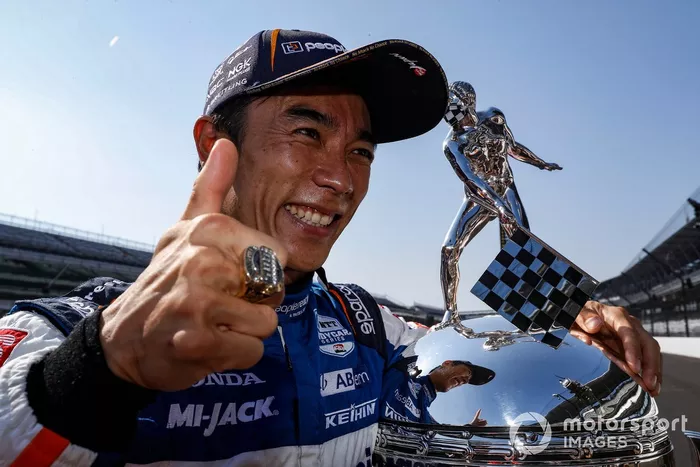 Ganador Takuma Sato, Rahal Letterman Lanigan Racing Honda posa para las fotos