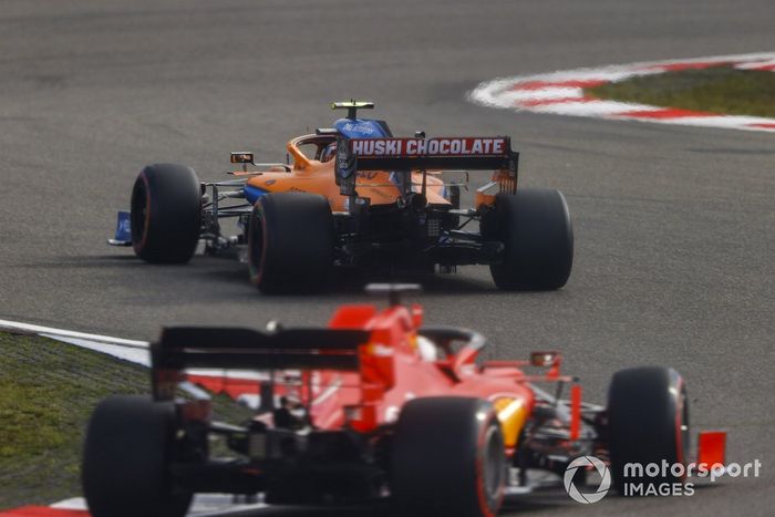 Lando Norris, McLaren MCL35, Sebastian Vettel, Ferrari SF1000