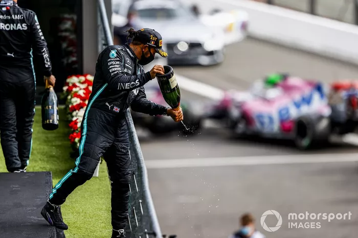 Podio: ganador Lewis Hamilton, Mercedes-AMG F1