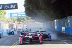 Сэм Бёрд, DS Virgin Racing Formula E Team лидирует в первом повороте