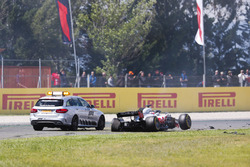 Temporada 2018 F1-spanish-gp-2018-an-official-car-stops-next-to-the-damaged-romain-grosjean-haas-f1-team