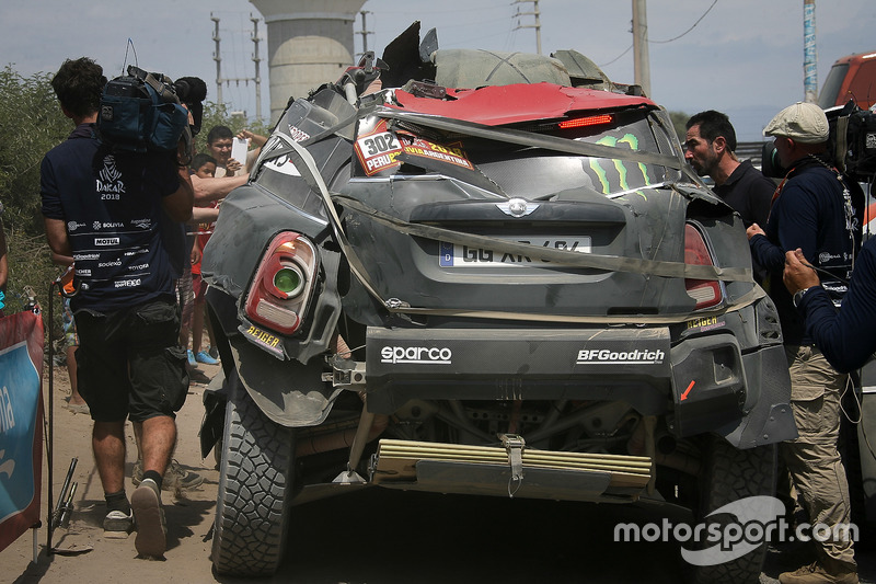 #302 X-Raid Team MINI: Nani Roma, Alex Haro finishes the stage with damage