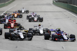 Pierre Gasly, Toro Rosso STR13 Honda, precede Lance Stroll, Williams FW41 Mercedes, Charles Leclerc, Sauber C37 Ferrari, Nico Hulkenberg, Renault Sport F1 Team R.S. 18, e il resto del gruppo