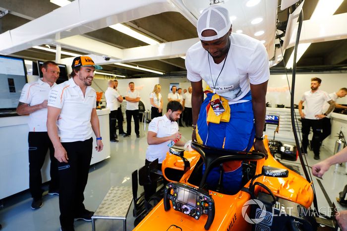 El español Serge Ibaka de Toronto Raptors de la NBA intenta el asiento en el auto de Fernando Al