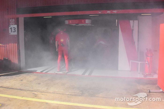 De la fumée dans le garage Ferrari