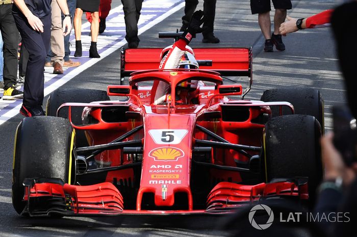 El ganador de la carrera, Sebastian Vettel, Ferrari celebra en el parque cerrado