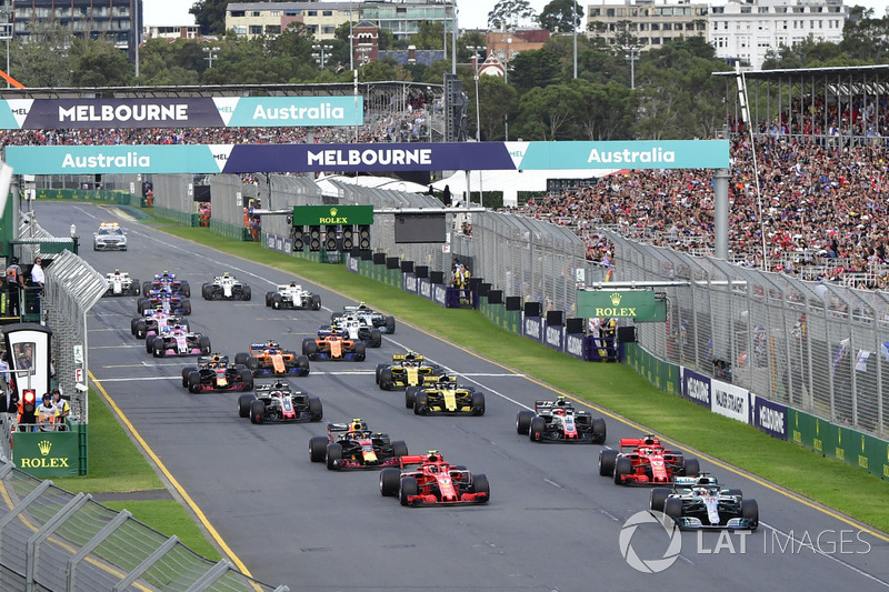 Start: Lewis Hamilton, Mercedes AMG F1 W09 leads