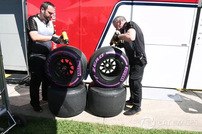 Ingenieros Pirelli y neumáticos Pirelli