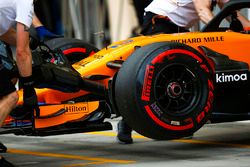 McLaren engineers move the car of Stoffel Vandoorne, McLaren MCL33 Renault