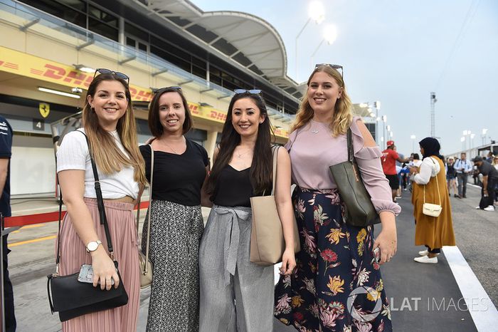 Fans en el Walkabout de pit lane