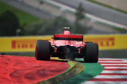 Kimi Raikkonen, Ferrari SF71H, solleva scintille