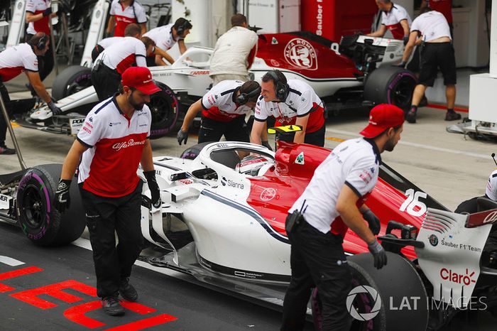 Charles Leclerc, Sauber C37, y Marcus Ericsson, Sauber C37, en el pitlane