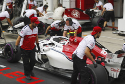 Charles Leclerc, Sauber C37, e Marcus Ericsson, Sauber C37, davanti al box Sauber