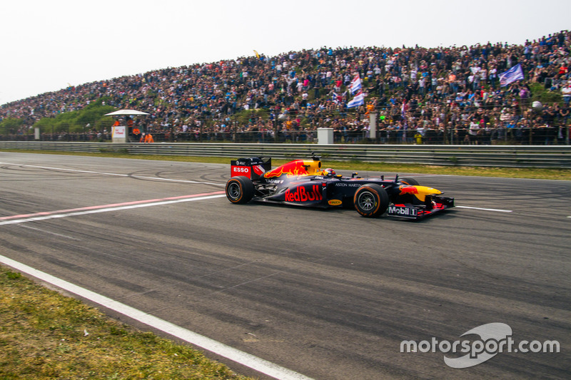 Max Verstappen, RB8 lors des Jumbo Racing Days