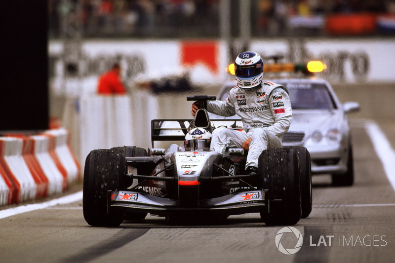 Barcelona 2001 : David Coulthard (McLaren) carica Mika Häkkinen (McLaren)