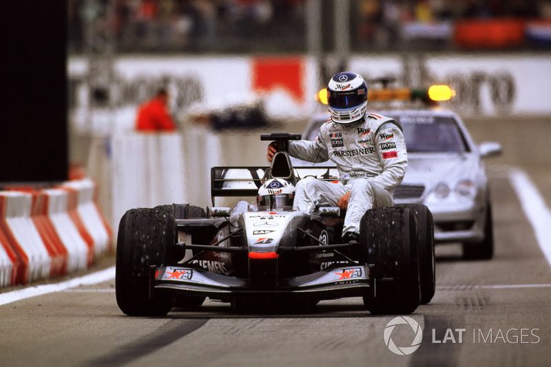 David Coulthard lleva en su coche a Mika Hakkinen, su compañero en McLaren