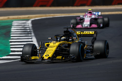 Nico Hulkenberg, Renault Sport F1 Team R.S. 18, lidera a Esteban Ocon, Force India VJM11