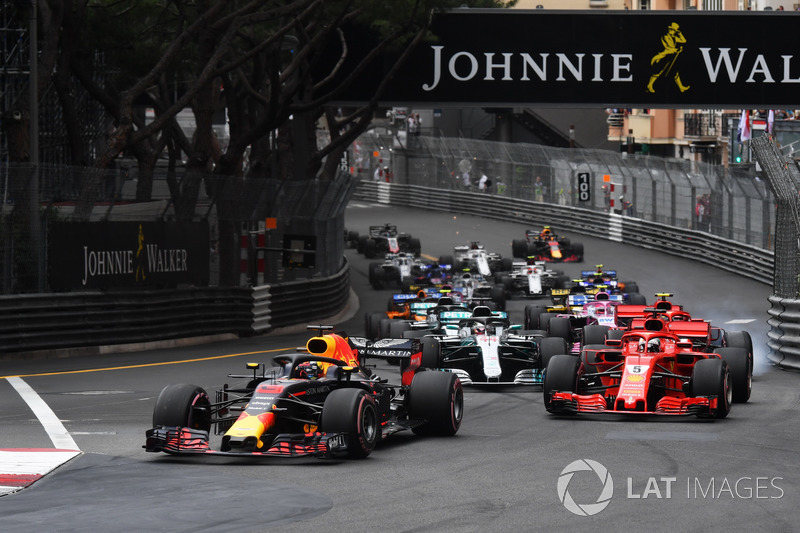 Daniel Ricciardo, Red Bull Racing RB14 memimpin start balapan
