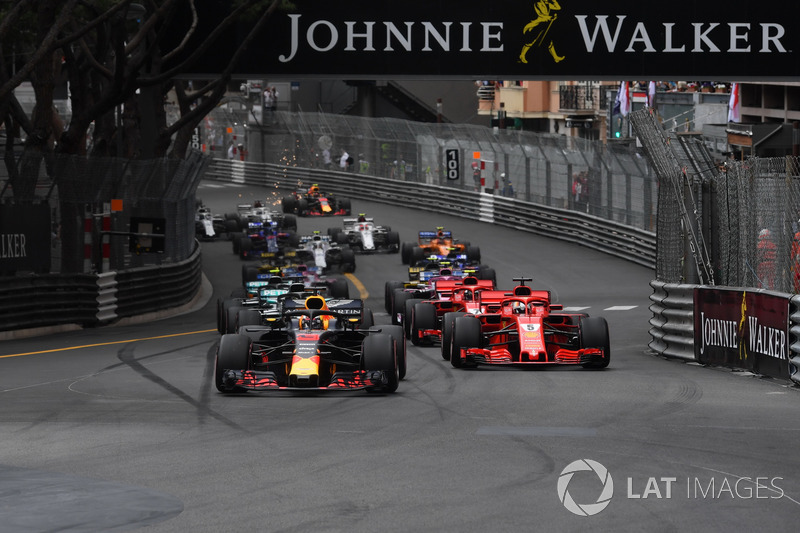 Daniel Ricciardo, Red Bull Racing RB14 devant Sebastian Vettel, Ferrari SF71H au départ