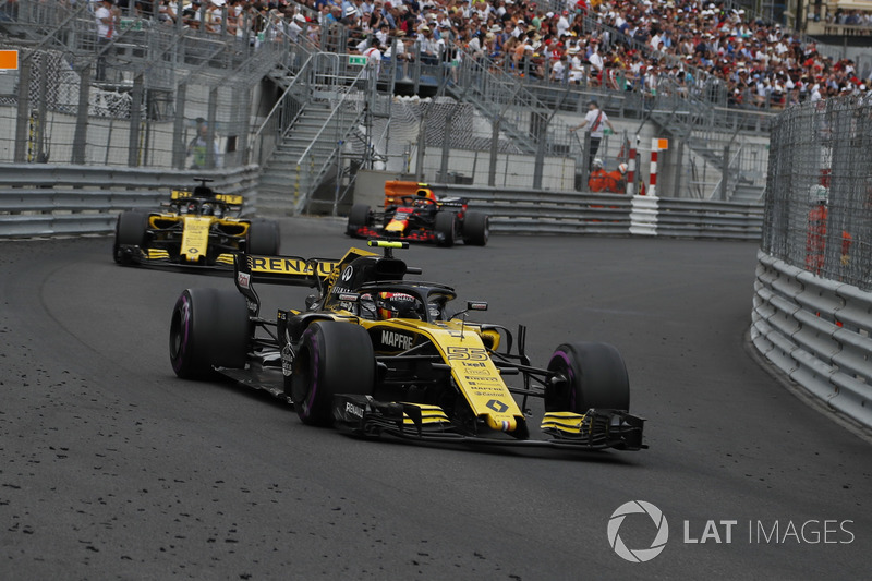 Carlos Sainz Jr., Renault Sport F1 Team R.S. 18 precede Nico Hulkenberg, Renault Sport F1 Team R.S. 18