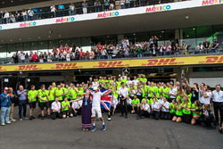 2017 World Champion Lewis Hamilton, Mercedes AMG F1 celebrates with his mother Carmen Lockhart and t