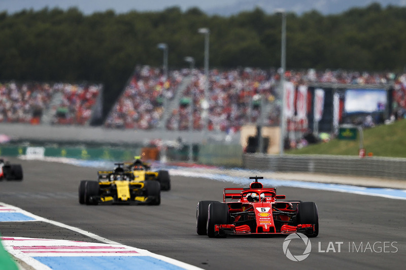 Sebastian Vettel, Ferrari SF71H, leads Nico Hulkenberg, Renault Sport F1 Team R.S. 18 and Carlos Sainz Jr., Renault Sport F1 Team R.S. 18