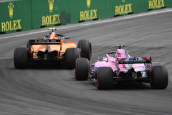 Стоффель Вандорн, McLaren MCL33, и Серхио Перес, Sahara Force India F1 VJM11