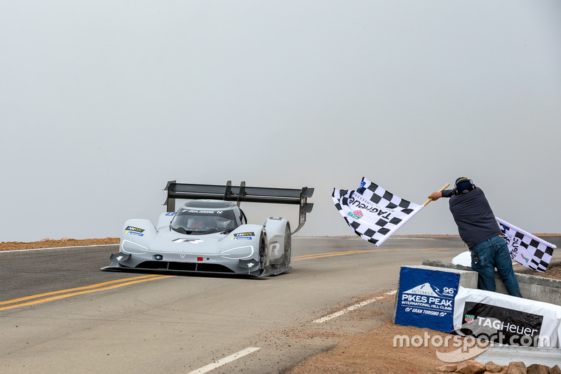 Bandiera a scacchi per #94 Romain Dumas, Volkswagen I.D. R Pikes Peak