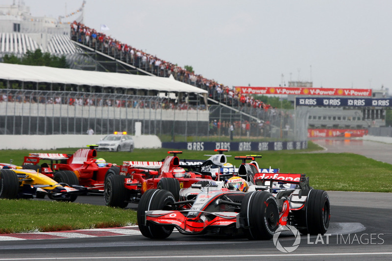 Lewis Hamilton, McLaren MP4-23, führt