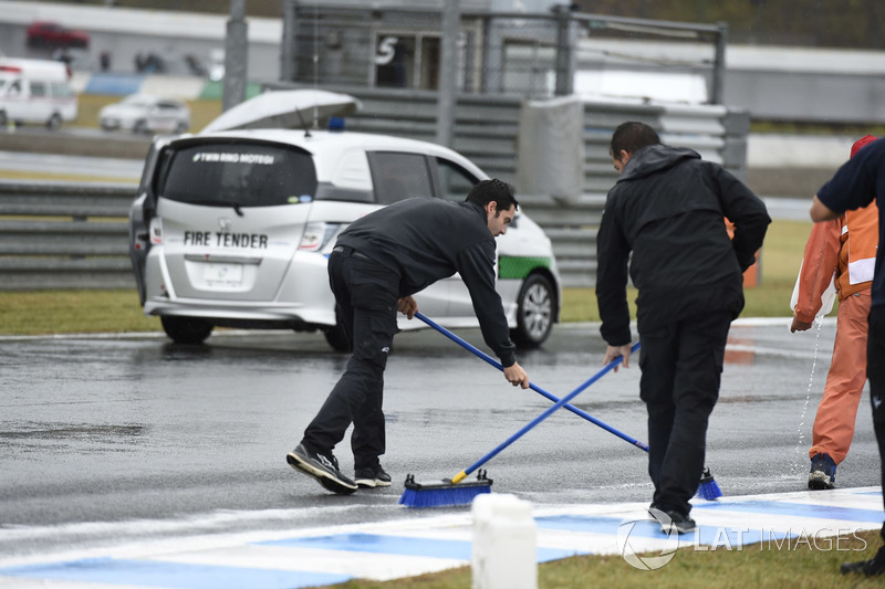 As duas categorias de acesso do mundial, Moto2 e Moto3, tiveram apenas dois terços de suas provas realizadas após Andrea Migno ter deixado óleo na pista no warm-up.