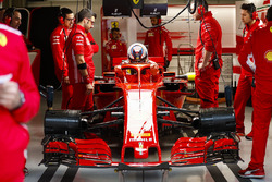 Kimi Raikkonen, Ferrari, esce dalla sua monoposto