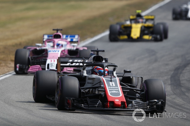 Romain Grosjean, Haas F1 Team VF-18, precede Sergio Perez, Force India VJM11, e Carlos Sainz Jr., Renault Sport F1 Team R.S. 18