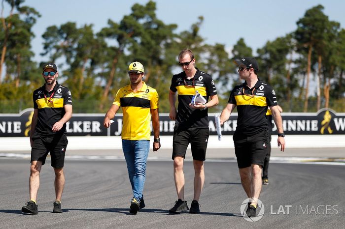 Carlos Sainz Jr., Renault Sport F1 Team, recorre la pista